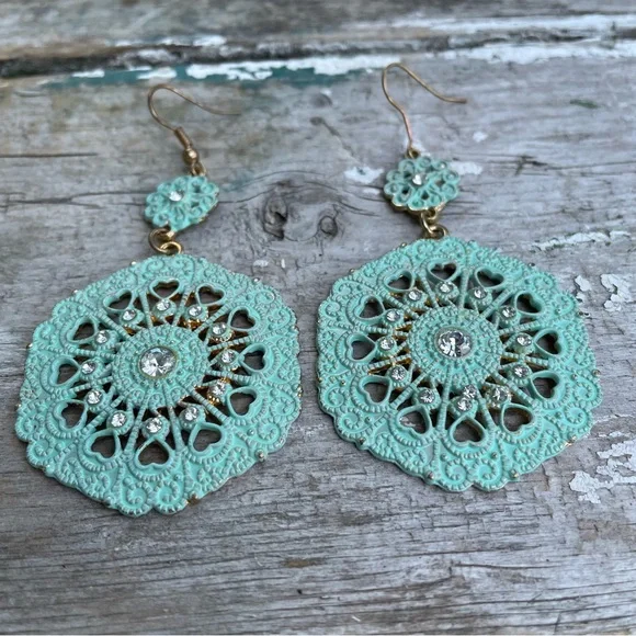 Turquoise green medallion earrings - Picture 7 of 13